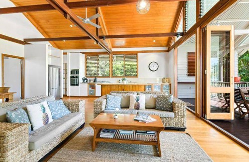 Mudjimba House | 300 m² House ∙ 3 bedrooms ∙ 8 guests