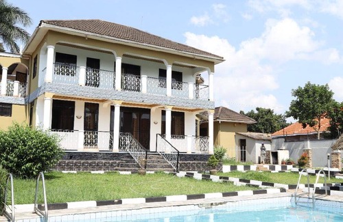 Muyenga House | 300 m² House ∙ 4 bedrooms ∙ 15 guests