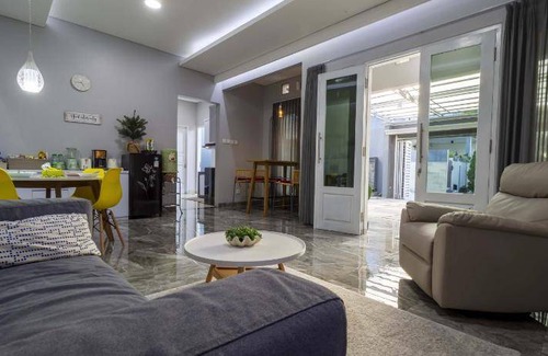 Serpong Villa | 300 m² Villa ∙ 4 bedrooms ∙ 13 guests