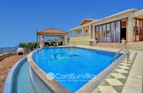 Kathikas Villa | 300 m² Villa ∙ 6 bedrooms ∙ 14 guests