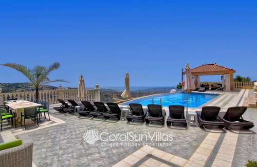 Kathikas Villa | 300 m² Villa ∙ 6 bedrooms ∙ 14 guests