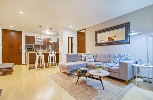 Patio Bonito Apartment | 300 Mbps WIFI+ 10min Lleras Park+ 24-7doorman +AC