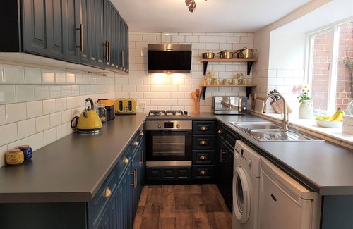 Pickering Cottage | 300 Year Old Cozy Retreat, walk to Pickering's Heart, SteamTrains, and Pub!