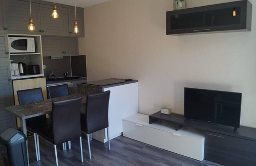 Le Super-Sauze Apartment | 300m from resort center, 3rd floor, view ski slopes, balcony, tv, 26m², Sauze - Super Sauze