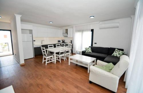 Turgutreis Apartment | 300m to Beach 2 Bedroom Upstairs Flat with Pool - Yeni Dünya Bodrum B2