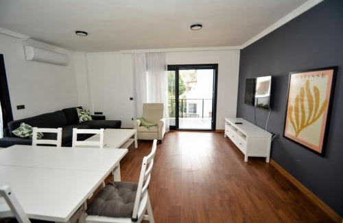 Turgutreis Apartment | 300m to Beach 2 Bedroom Upstairs Flat with Pool - Yeni Dünya Bodrum B2
