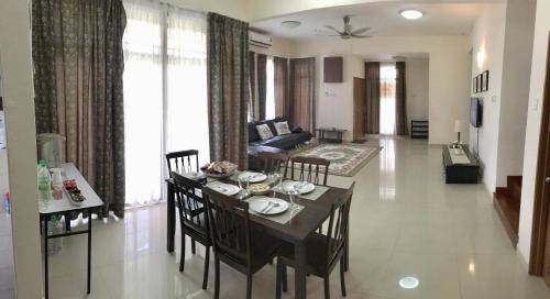 Presint 15 House | 312 m² House ∙ 5 bedrooms ∙ 17 guests