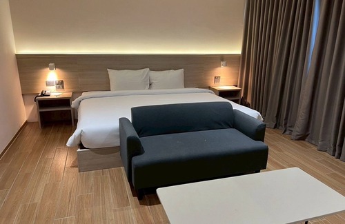 Bang Phlat Hotel | 35 Bow Hotel