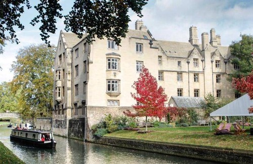 Cambridge City Centre Boat Rental | 350 m² Houseboat ∙ 2 bedrooms ∙ 6 guests