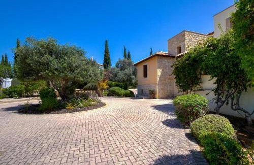 Aphrodite Hills Villa | 350 m² Villa ∙ 4 bedrooms ∙ 8 guests