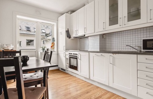 Bergen City Centre Apartment | 350m To City Beach | TV + Workspace In EVERY Room!
