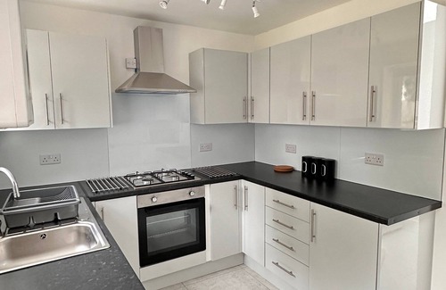 Heathrow Villages House | 360 UB3 Saunton Ave 93 - Saunton 3 Bedroom and 1 Bathroom House