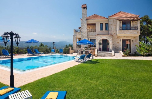 Polemarchi House | 370 m² House ∙ 5 bedrooms ∙ 12 guests