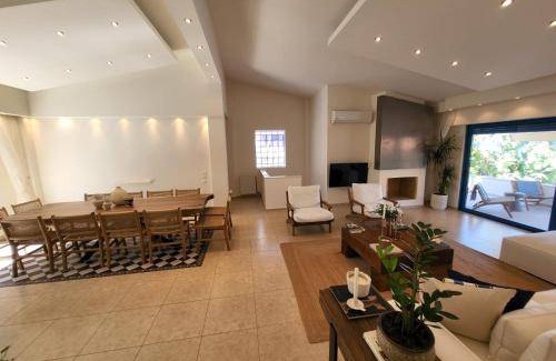 Palaia Fokaia Villa | 370 m² Villa ∙ 4 bedrooms ∙ 12 guests