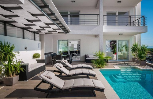 Umac House | 380 m² House ∙ 4 bedrooms ∙ 8 guests