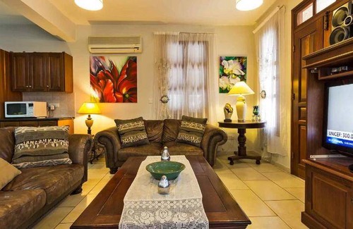 Peristerona Villa | 398 m² Villa ∙ 5 bedrooms ∙ 11 guests