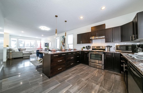 Jasper Place House | ★3B Executive Home★All King Beds✔Fireplace✔Garage