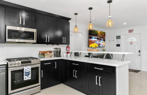 Driftwood House | 3B Pool Home, King Bed, Private Yard, Grill, Ping Pong Table & EVCharger