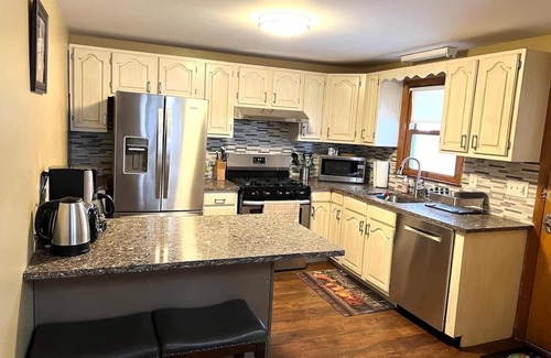 Waltham Apartment | 3bd/1ba apartment with parking 2037