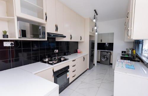 North-West District Apartment | 3bd home with Starlink WiFi , pool, near CBD & Airport