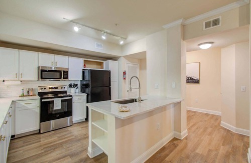 Houston Apartment | 3BD Luxury, Convenience w Pool, Gym, More
