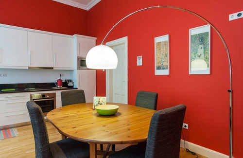 Castle Hill Apartment | 3bdr Art&Style Downtown Chain Bridge
