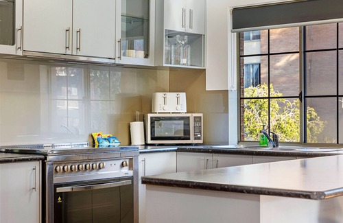 East Perth Apartment | 3bdr Sauna Pool Gym Parking