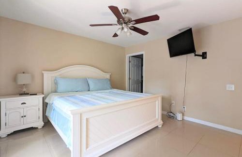 Ridge Wood Heights House | 3Bed & 2Bath Property Couple minutes from Siesta Key Beach & Downtown Sarasota
