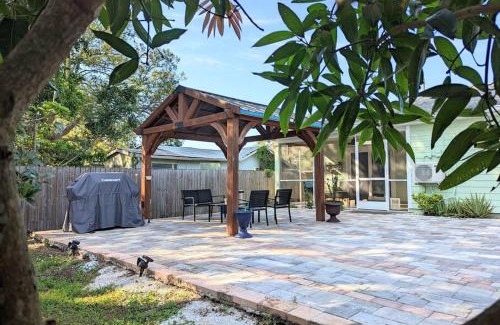 Ridge Wood Heights House | 3Bed & 2Bath Property Couple minutes from Siesta Key Beach & Downtown Sarasota