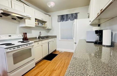 Niagara Falls House | 3Bedroom house - 5 to 10 Mins Walk to Falls!
