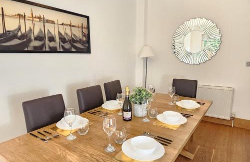 Headington House | 3Bedroom Modern house, Free Parkings, WiFi, Spacious, Near JR hospital and centre