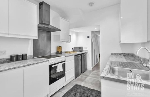 Offham House | 3BR, 2 bath, driveway, garden