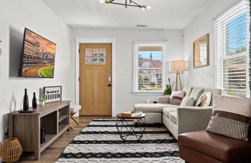 South Louisville House | 3BR 2BA Derby Home Walk to Churchill Free Parking