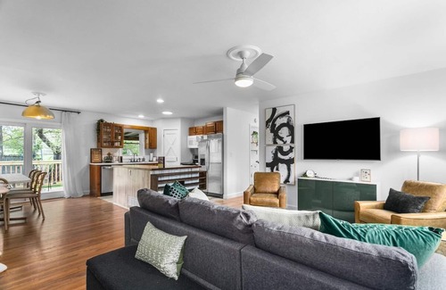 Shawnee House | 3BR/2BA Family Home Parking|15 Mins to DT KC
