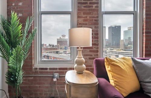 Crossroads Arts District Apartment | 3BR 2BA Luxury Historic Loft With Gym by ENVITAE
