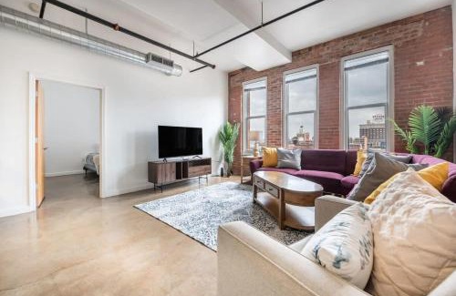 Crossroads Arts District Apartment | 3BR 2BA Luxury Historic Loft With Gym by ENVITAE