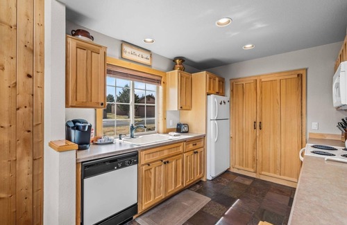 Redmond Apartment | 3BR Chalet With Hot Tub | Restaurant. Pool