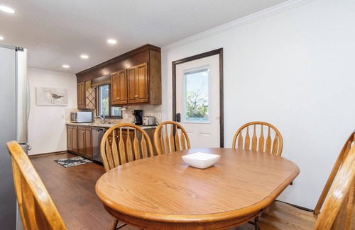 Emerald Isle House | 3BR Cottage Nestled in Live Oaks – Private Retreat w/Oceanfront Parking