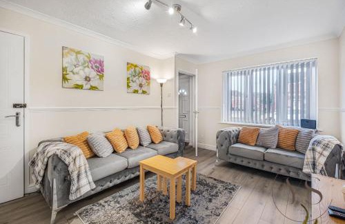 Tipton House | 3BR Family Home Near Dudley with Free Parking