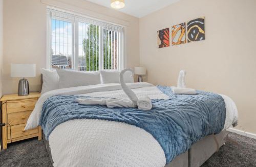 Tipton House | 3BR Family Home Near Dudley with Free Parking