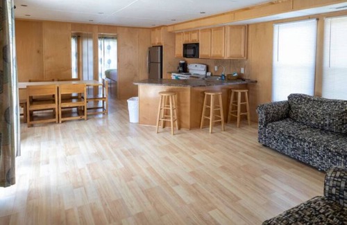 Cadiz Boat Rental | 3BR Floating Cabin - Dog Friendly