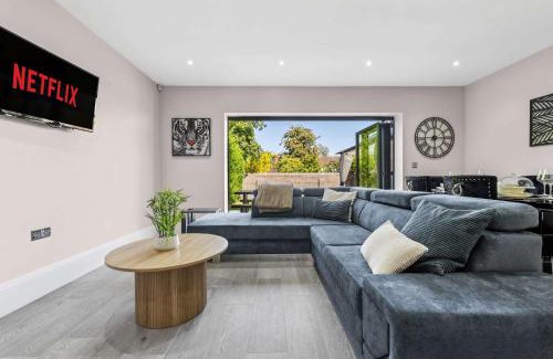 Curdworth House | 3BR Home Tub, Garden, Driveway Parking