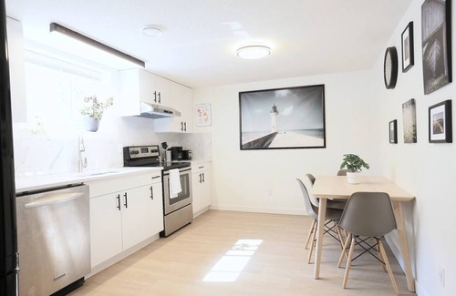 Brentwood House | 3br - near shops dining, 9 min DT, 4 min to UofC