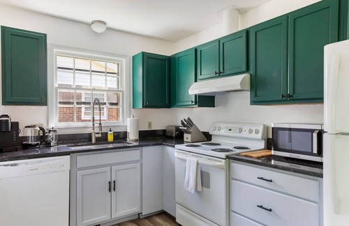 East Raleigh House | 3BR Retreat | Fenced Yard & Pet Friendly