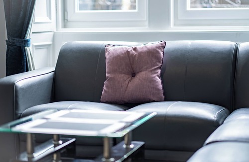 Ellemford Apartment | 3BR Sleeps 7, Free Parking, Near Stadium & Airport