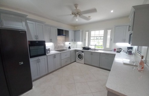 Little Battaleys House | 3BR Townhouse - with Pool and Partial Sea View from Main bedroom