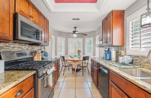 Lake Elsinore House | 3BR w/Pool ｜Jacuzzi ｜BBQ｜Fire Pit ｜King Bed