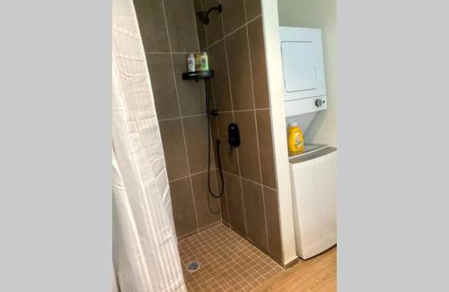 North Oakland Apartment | 3E-*New* Apt -5 min from Downtown, 3E, Sleeps 6