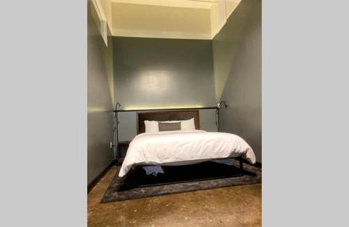 North Oakland Apartment | 3E-*Renovated* 5 min to UPMC Shadyside, sleeps 6