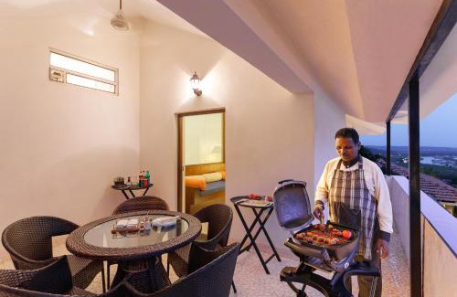 Britona Villa | 3Tropical Woods 4BR Villa in North Goa PoolCook